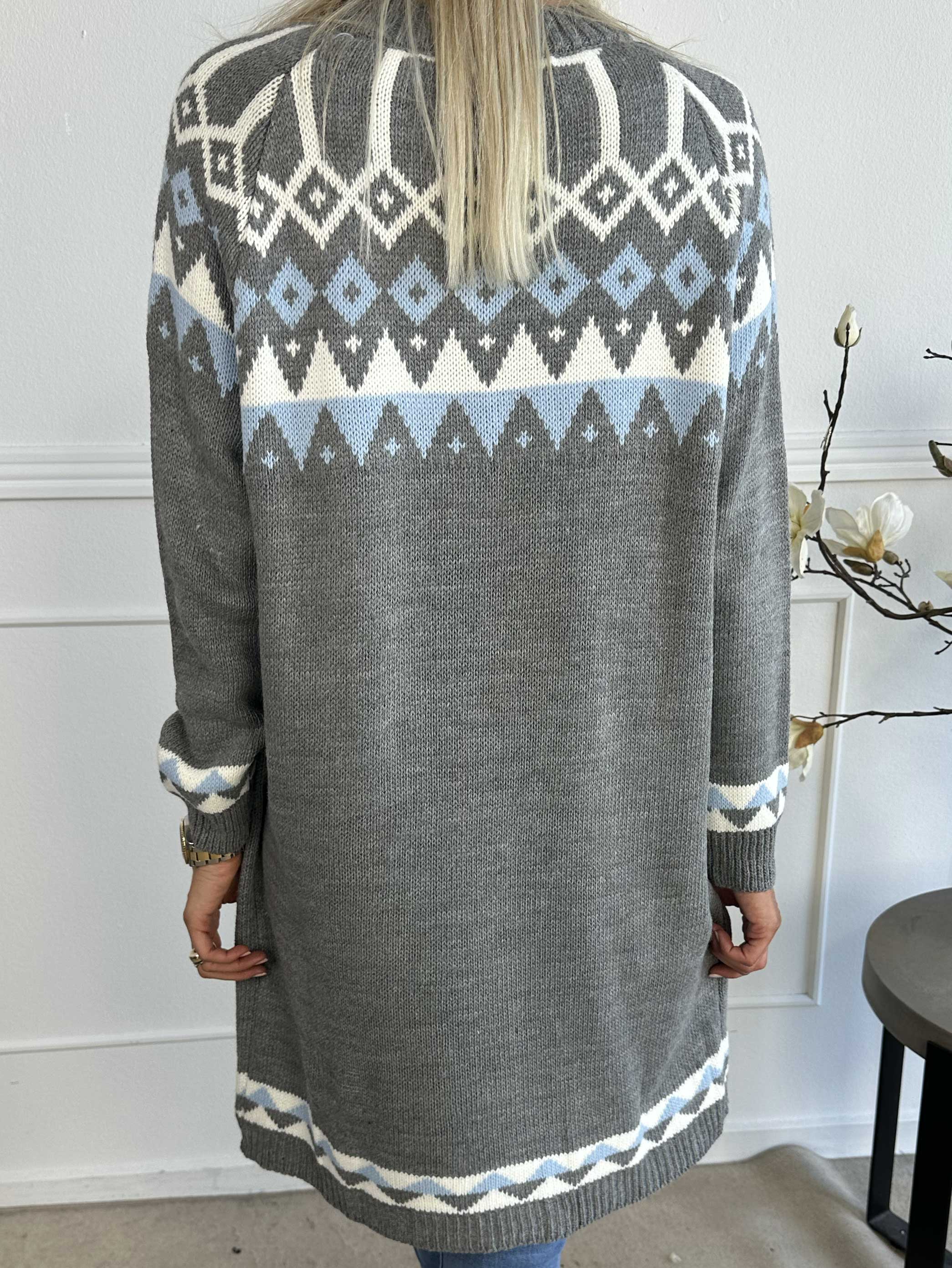 Viola - Stickad klänning med flerfärgat mönster